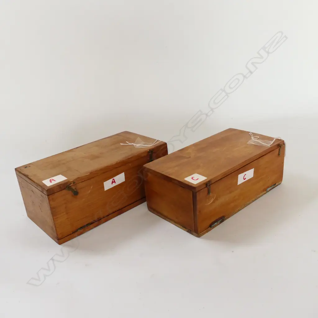 2 WOODEN BOXES OF MICROSCOPIC SLIDES, ONE LABELED 'MILLIKIN & LAWLEY 165 STRAND LONDON. Image 1++